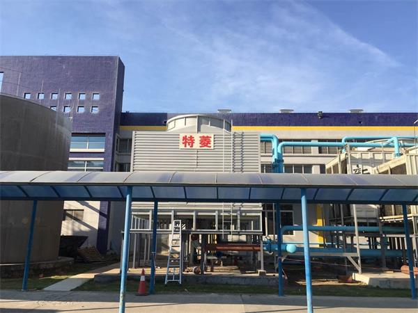 冷卻塔連接溢出水現(xiàn)象原因(冷卻塔冒水蒸汽是什么原因)